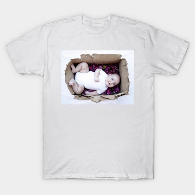 Babe in a box / Smiley Reilly T-Shirt by micklyn